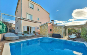Nice apartment in Kastel Kambelovac with WiFi, Outdoor swimming pool and 3 Bedrooms